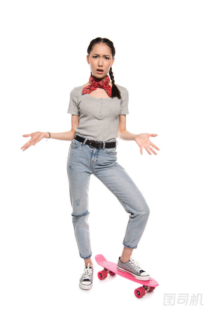 亞裔女子和滑板