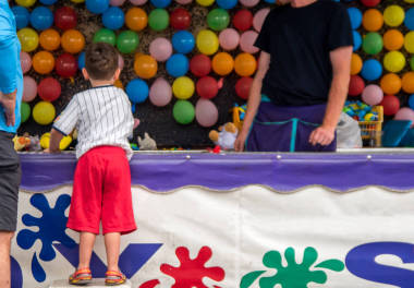 男孩玩飛鏢狂歡節(jié)游戲