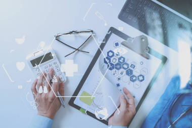 顶视图的医疗成本和费用的概念。聪明的医生的手