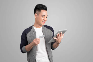 持平板电脑的商人 