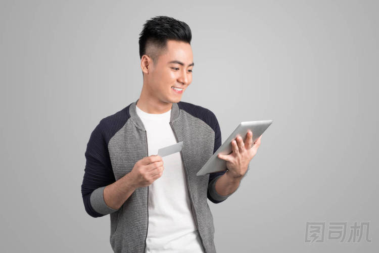 持平板電腦的商人 