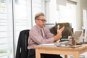 高级商人生病在工作地点图片