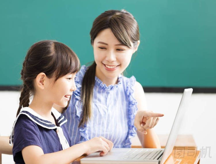 年輕的老師幫助孩子與計(jì)算機(jī)課
