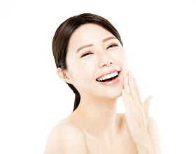 特写快乐年轻女人美丽的脸 图片