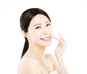 特写快乐年轻女人美丽的脸 