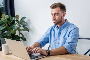 辦公室里有手提電腦的商人