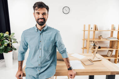 商人在办公室的工作场所图片