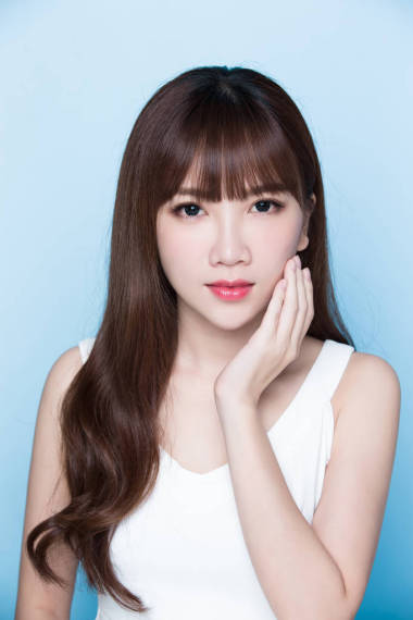 美麗女人觸摸她的臉龐 圖片