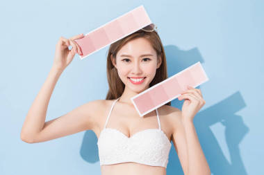 皮肤颜色刻度的女人 图片