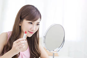 口红的美丽女人 