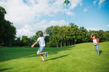 孩子們玩風(fēng)箏