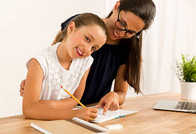 母亲帮女儿做作