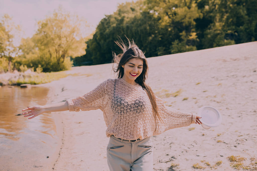 女摄影师在海滩上