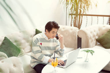 在筆記本電腦上工作的商人