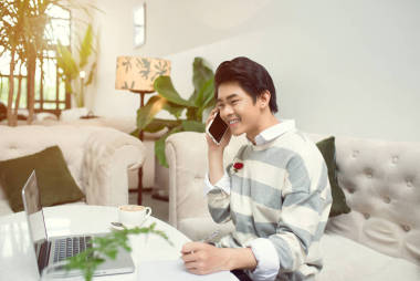 在筆記本電腦上工作的商人圖片