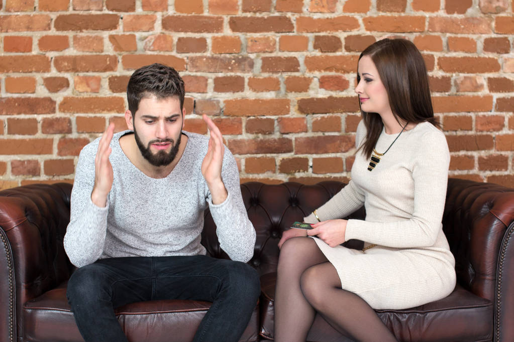 年轻的夫妇在钱放在家里的战斗 年轻的夫妇在钱放在家里的战斗