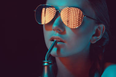 婦女飲水圖片