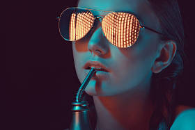 妇女饮水图片