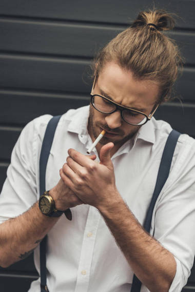 英俊的時尚男人吸煙