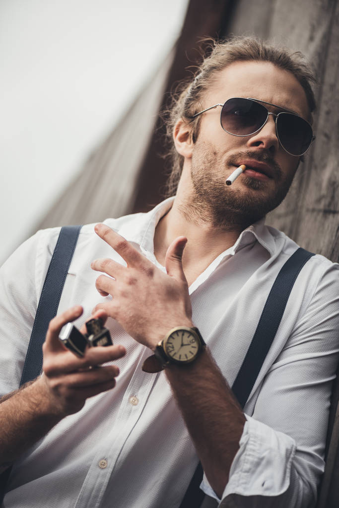 时尚年轻人吸烟 时尚年轻人吸烟