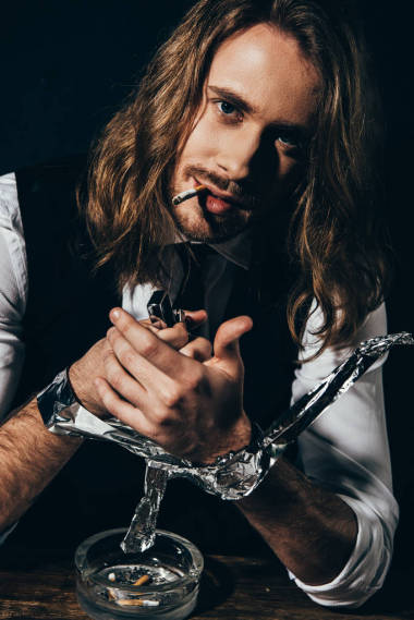 男子吸烟雪茄图片