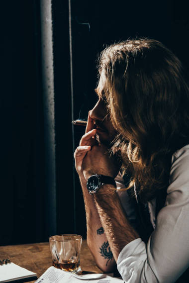 男人飲酒和吸煙圖片