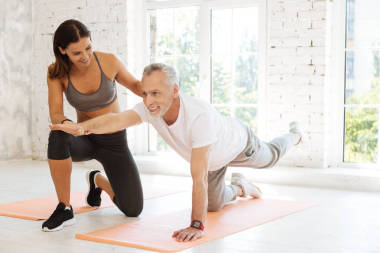 主動(dòng)的全長照片男人那伸展他的身體