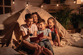 多种族的儿童阅读的书照片