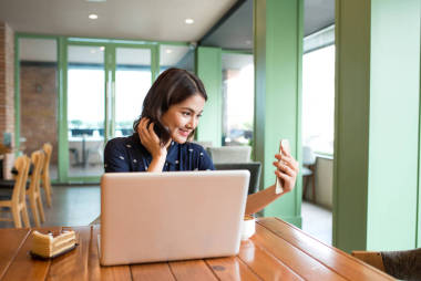 女人拿着杯子和以自拍照