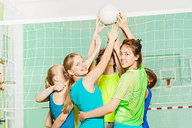 女孩和男孩在排球比赛 图片