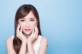 美丽女人触摸她的脸庞