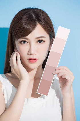 皮肤颜色规模的女人 图片