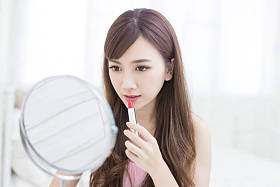 使用口红的美丽女人