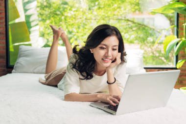 在線購(gòu)物的漂亮女人