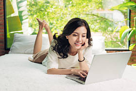 在线购物的漂亮女人