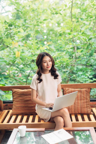 在線(xiàn)購(gòu)物的漂亮女人