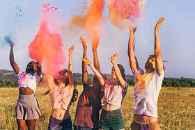 多元文化的朋友在胡里