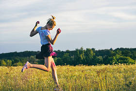 在字段中跳跃的女人图片
