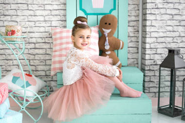 漂亮的微笑的小女孩在工作室里的肖像