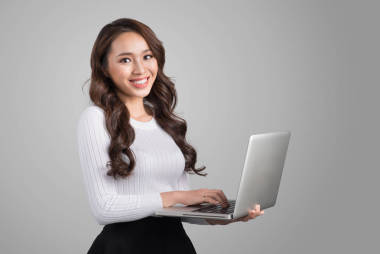 擁有筆記本電腦的年輕亞洲女人