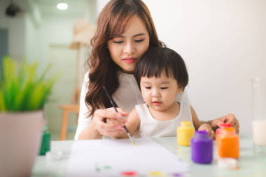母親和女兒繪畫照片