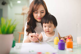 母亲和女儿绘画照片