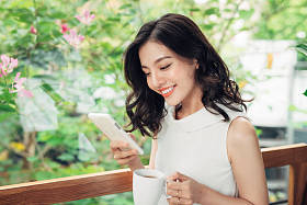 女人听了到智能手机