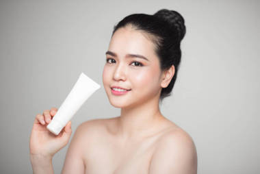 女人控股保湿管.图片