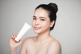 女人控股保湿管.图片