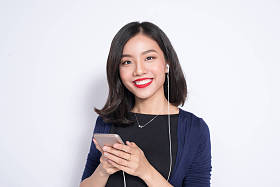 购物袋红色连衣裙的女人