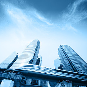 高速列车经过的城