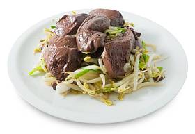 在白色背景上搅拌炒豆芽照片