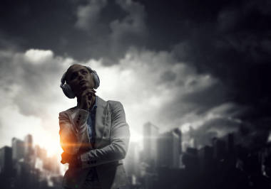 女人戴著白色耳機(jī)?；旌厦襟w圖片