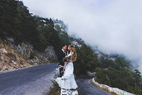 新婚夫妇走在山